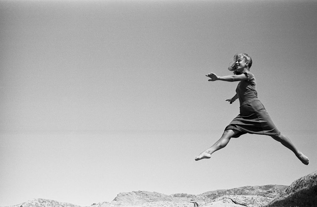 Ellen Auerbach, Airwalk (Renate Schottelius beim Tanzsprung über Felsen, La Cumbrecita). Modern Print, Argentinien 1946. Akademie der Künste, Berlin, Kunstsammlung, Inventar-Nr.: Auerbach 922 © Akademie der Künste, Berlin. CC BY-NC-ND.