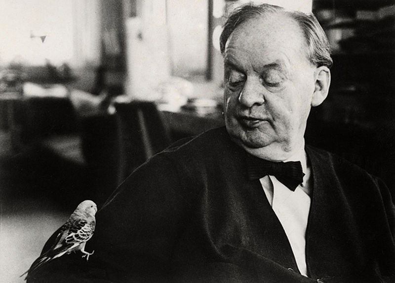 Hans Scharoun mit Mätzelchen, 1966. Fotograf: Lubomír Šlapeta. Akademie der Künste, Berlin, Hans-Scharoun-Archiv, Nr. 3914 F.1 . Hans Scharoun mit Mätzelchen, 1966. Fotograf: Lubomír Šlapeta. Akademie der Künste, Berlin, Hans-Scharoun-Archiv, Nr. 3914 F.1 .