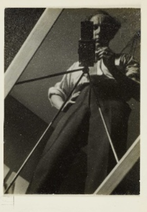 Oskar Nerlinger, Der Fotograf (Selbstbildnis), um 1928. Akademie der Künste, Berlin, Kunstsammlung, Inventar-Nr. Nerlinger 6080. © S. Nerlinger. Rechte vorbehalten – Freier Zugang. Oskar Nerlinger, Der Fotograf (Selbstbildnis), um 1928. Akademie der Künste, Berlin, Kunstsammlung, Inventar-Nr. Nerlinger 6080. © S. Nerlinger. Rechte vorbehalten – Freier Zugang.