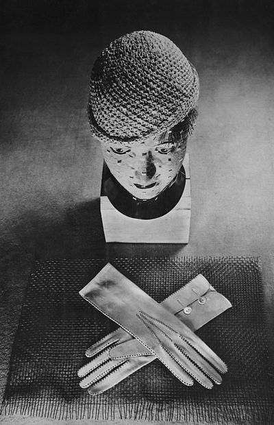 Ellen Auerbach, Hut und Handschuh, Modern Print, 1930. Akademie der Künste, Berlin, Kunstsammlung, Inventar-Nr.: Auerbach 4914. © Akademie der Künste, Berlin. CC BY-NC-ND. Ellen Auerbach, Hut und Handschuh, Modern Print, 1930. Akademie der Künste, Berlin, Kunstsammlung, Inventar-Nr.: Auerbach 4914. © Akademie der Künste, Berlin. CC BY-NC-ND.