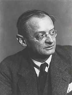 Bruno Taut, 1934. Fotograf*in unbekannt. Akademie der Künste, Berlin, Bruno-Taut-Archiv, Nr. 402 F.2. CC BY-NC-ND. Bruno Taut, 1934. Fotograf*in unbekannt. Akademie der Künste, Berlin, Bruno-Taut-Archiv, Nr. 402 F.2. CC BY-NC-ND.