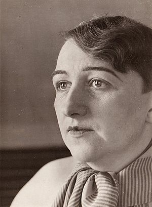 Alice Lex-Nerlinger, Berlin, um 1920. Fotograf*in unbekannt. Akademie der Künste, Berlin, Nerlinger-Archiv, Nr. 245. CC BY-NC-ND. Alice Lex-Nerlinger, Berlin, um 1920. Fotograf*in unbekannt. Akademie der Künste, Berlin, Nerlinger-Archiv, Nr. 245. CC BY-NC-ND.