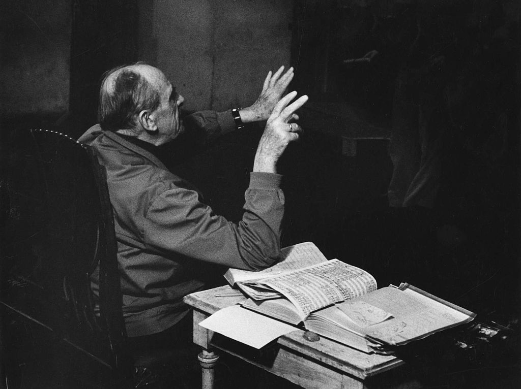 Arwid Lagenpusch: Walter Felsenstein während einer Probe zu Die Hochzeit des Figaro von Wolfgang Amadeus Mozart, Komische Oper Berlin, 1975. Akademie der Künste, Berlin, Walter-Felsenstein-Archiv, Nr. 1579 © Arwid Lagenpusch