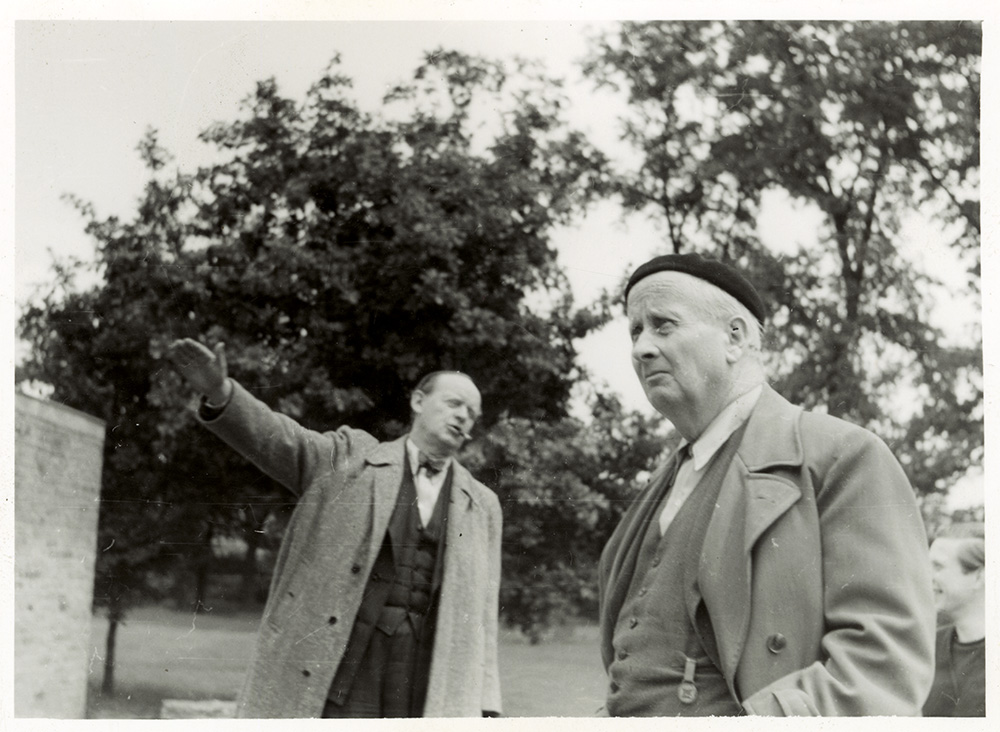 Hugo Häring und Hans Scharoun, ca. 1954, Fotograf unbekannt. Akademie der Künste, Berlin, Hugo-Häring-Archiv, Nr. 92, F. 14, © VG Bild-Kunst, Bonn 2022 Hugo Häring und Hans Scharoun, ca. 1954, Fotograf unbekannt. Akademie der Künste, Berlin, Hugo-Häring-Archiv, Nr. 92, F. 14, © VG Bild-Kunst, Bonn 2022